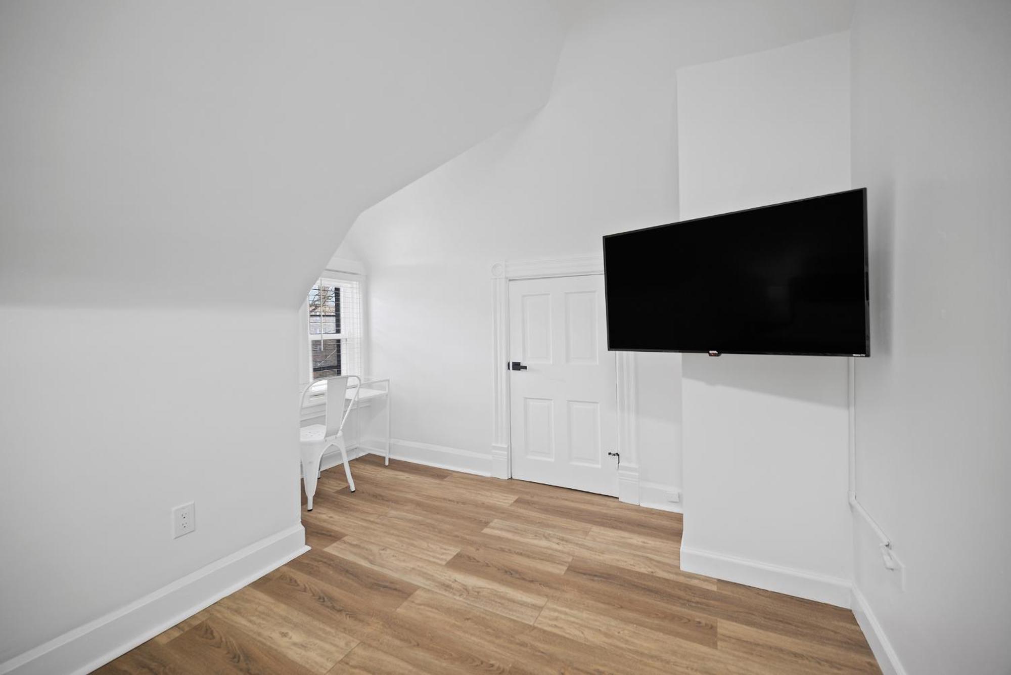 Homestay Shadyside, !i Modern And Bright Private Bedroom With Shared Bathroom *