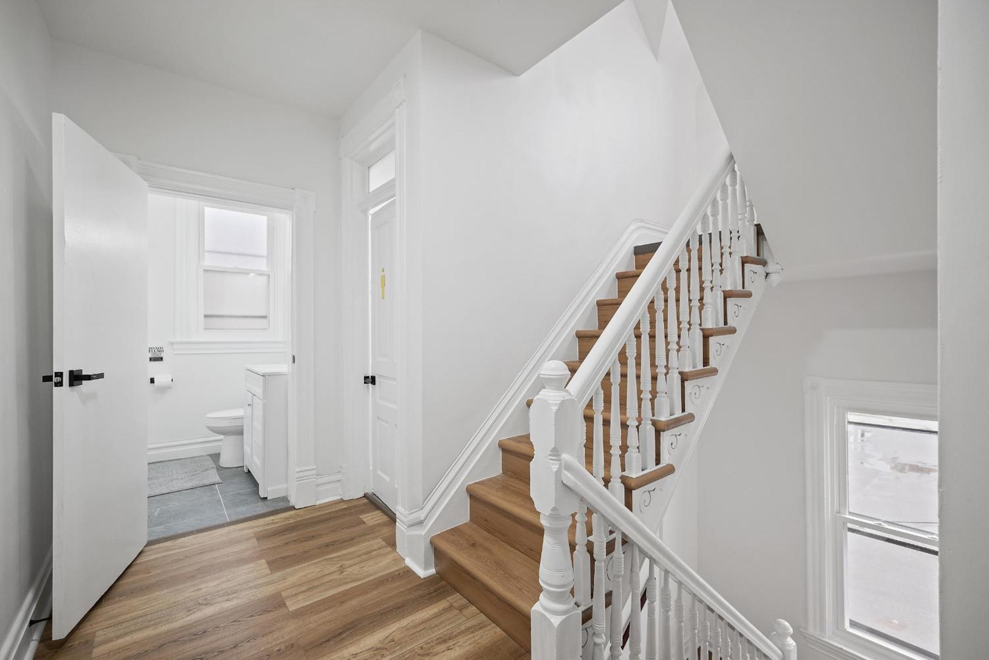 Shadyside, !h Modern And Bright Private Bedroom With Shared Bathroom Homestay *