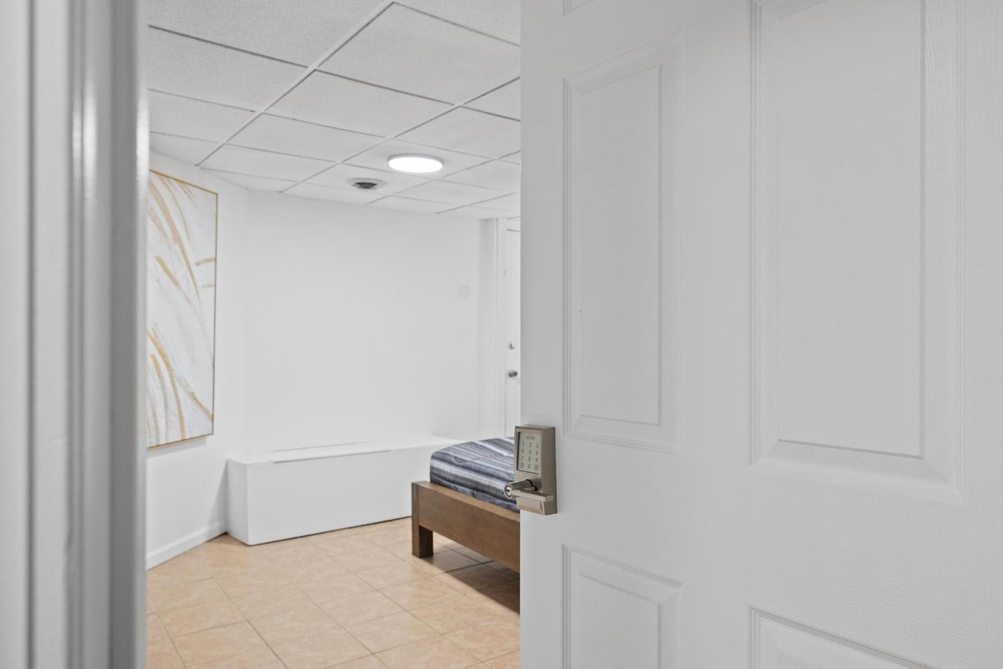Homestay Shadyside, !b Modern And Bright Private Bedroom With Shared Bathroom *