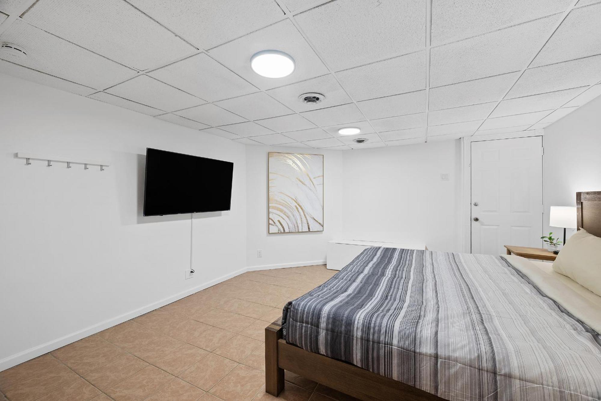 Shadyside, !b Modern And Bright Private Bedroom With Shared Bathroom
