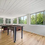 Stylish And Bright 4 Bedroom Home, Amazing Yard With Firepit, Game Room