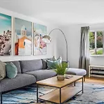 Stylish And Bright 4 Bedroom Home, Amazing Yard With Firepit, Game Room