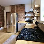 Hostwise Stays - The Ohioan - Beautiful Brick Apt, Minutes To Downtown!