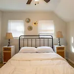 Cozy & Comfy Cottage In The City - W Parking