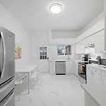 Bloomfield/Shadyside @E Stylish And Modern Private Bedroom With Shared Bathroom
