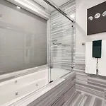 Hostwise Stays - The Washington At Chatham - Free Garage Parking Across From Ppg Arena