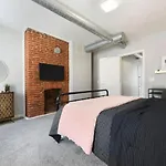 Free Parking, Walk Everywhere, 2 Private Bathrooms
