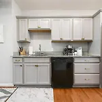 Free Parking, Walk Everywhere, 2 Private Bathrooms
