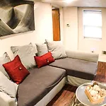 1 Bed Apt - Amazing Location 1 Block To Carson St