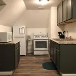 Unwind In A Bright Comfortable Apartment For 3