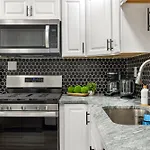 Heart Of Downtown, 5 Mins To Andy Warhol Museum, Parking Available, Private Fenced Backyard, Smart Tv, Washer And Dryer In Unit