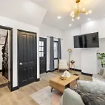 Heart Of Downtown, 5 Mins To Andy Warhol Museum, Parking Available, Private Fenced Backyard, Smart Tv, Washer And Dryer In Unit