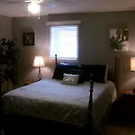 North Side Bungalow - Sleeps 8!