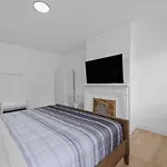 Shadyside, Central 3A Modern And Spacious Private Bedroom With Shared Bathroom And Free Parking
