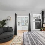 Shadyside, Central !5 Stylish And Bright Studio With Free Parking