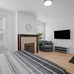 Shadyside, Central !4 Stylish And Central Studio With Free Parking