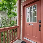Shadyside, Central !4 Stylish And Central Studio With Free Parking