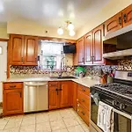 Spacious Pittsburgh Rental Walk To Frick Park!