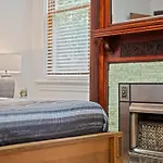 Oakland, Pittsburgh !B Stylish And Quiet Private Bedroom With Shared Bathroom