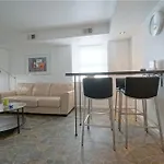 City Cottage With Yard, Sleeps 8