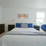 City Cottage With Yard, Sleeps 8