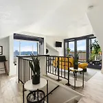 Cozy Retreat, Above The City! Home