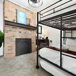 Cozy Retreat, Above The City! Home