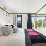 Cozy Retreat, Above The City! Home