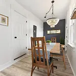 Cozy Retreat, Above The City! Home