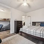 Modern Family Friendly Home 3 Bedroom Great Location