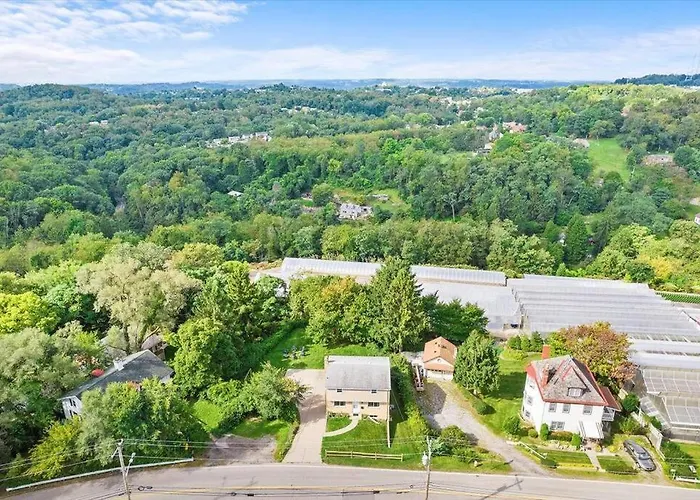 Stylish And Bright 4 Bedroom Home, Amazing Yard With Firepit, Game Room