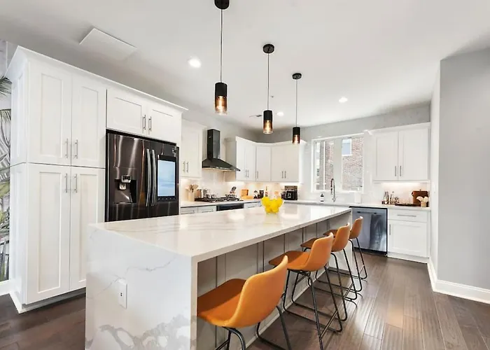 The Charlotte - Rooftop Patio, King Bed, Garage Parking, Prime Location