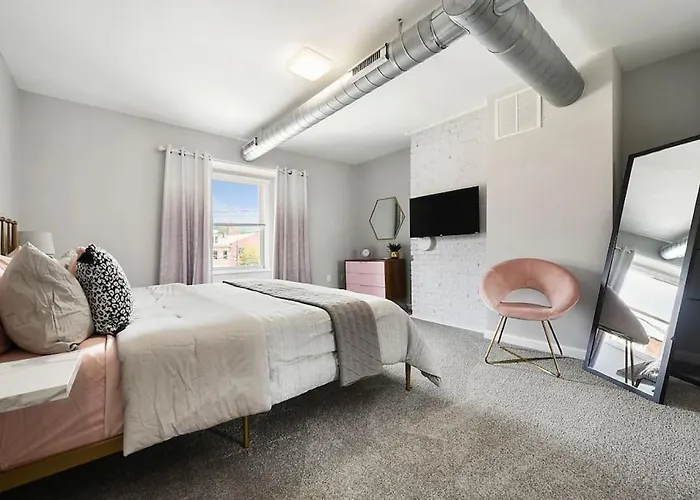 Free Parking, Walk Everywhere, 2 Private Bathrooms