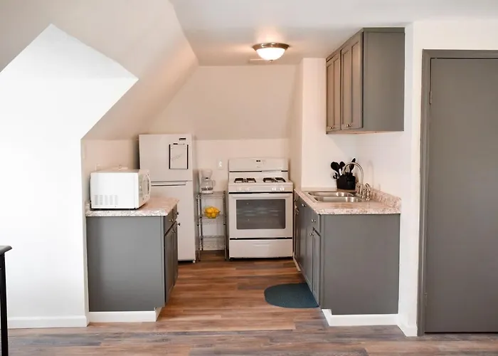 Unwind In A Bright Comfortable Apartment For 3
