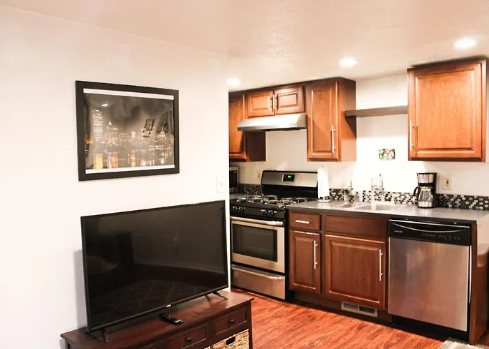 1 Bed Apt - Amazing Location 1 Block To Carson St