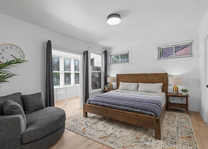 Shadyside, Central !5 Stylish And Bright Studio With Free Parking