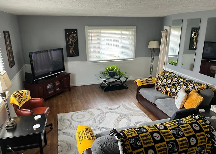 North Side Bungalow - Sleeps 8!