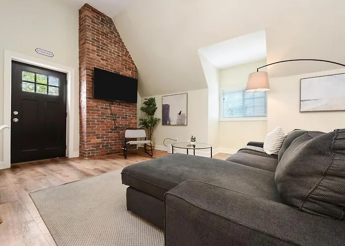 3 Bedroom House With Netflix, Free Parking, Near Hospitals, Shopping,Food