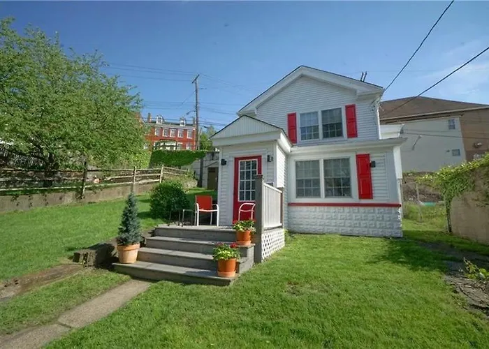 City Cottage With Yard, Sleeps 8