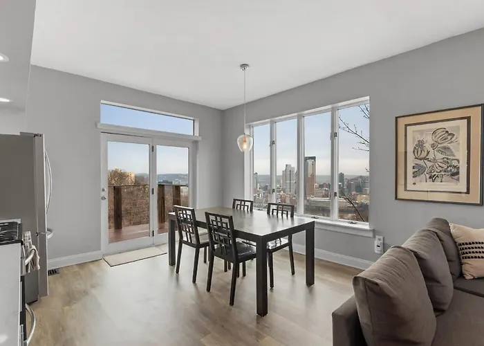 Pittsburgh Skyline Views - Luxury 1 Bedroom