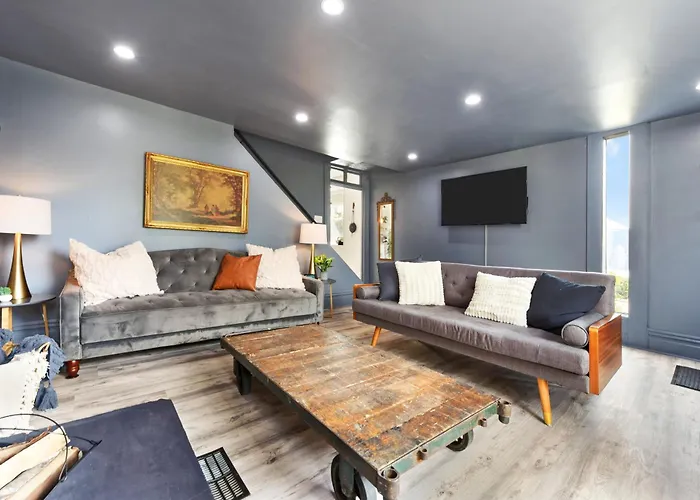 Cozy Retreat, Above The City! Home