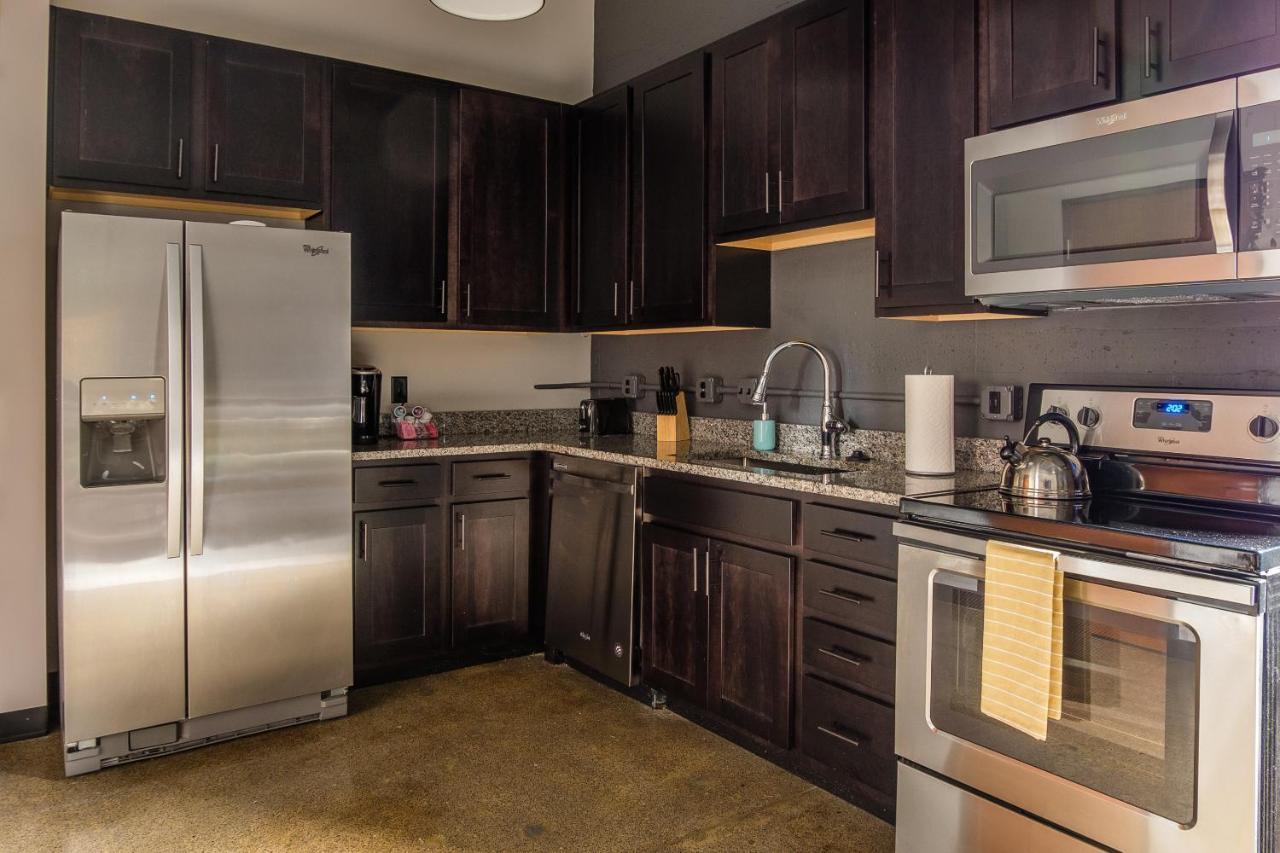 Apartment Frontdesk 1627 Penn Ave Apts Strip District Pittsburgh *