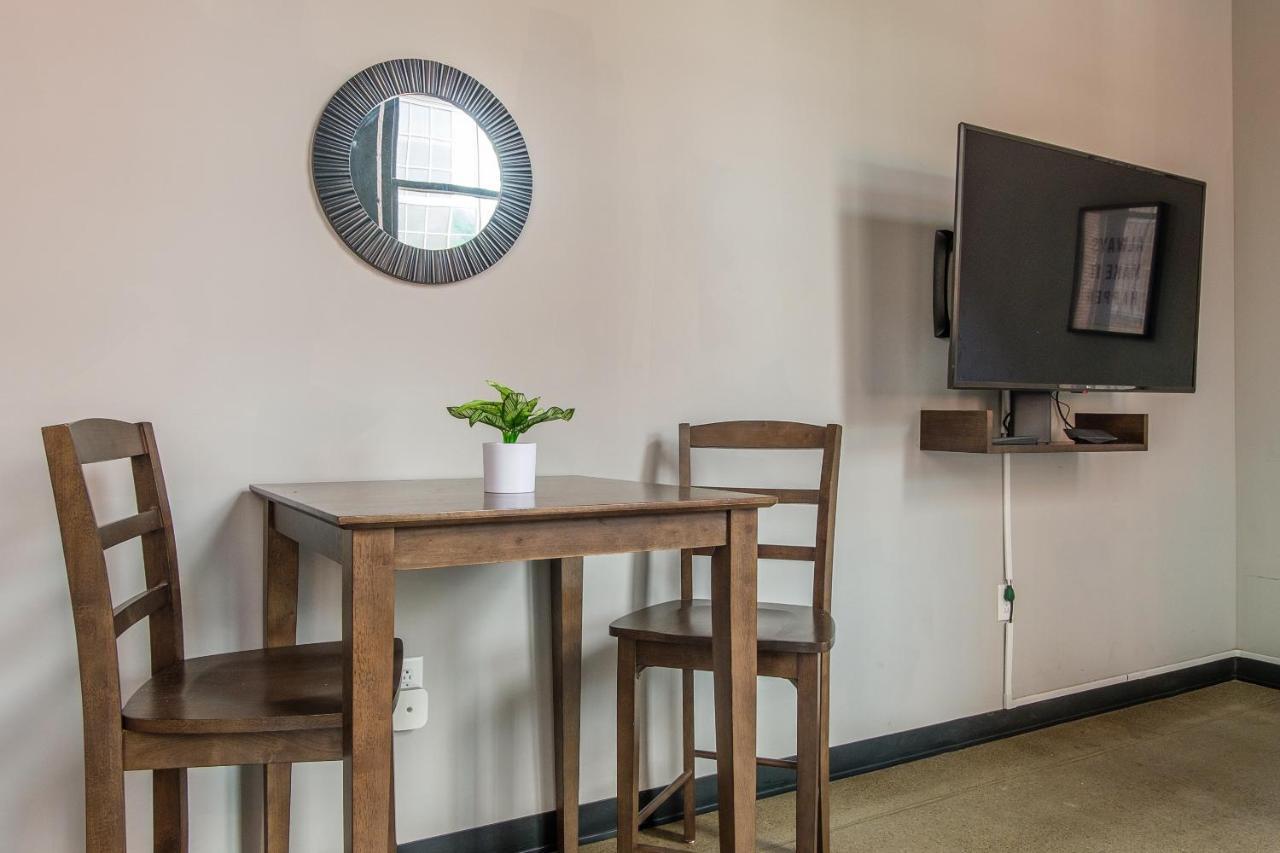 Apartment Frontdesk 1627 Penn Ave Apts Strip District Pittsburgh Pittsburgh
