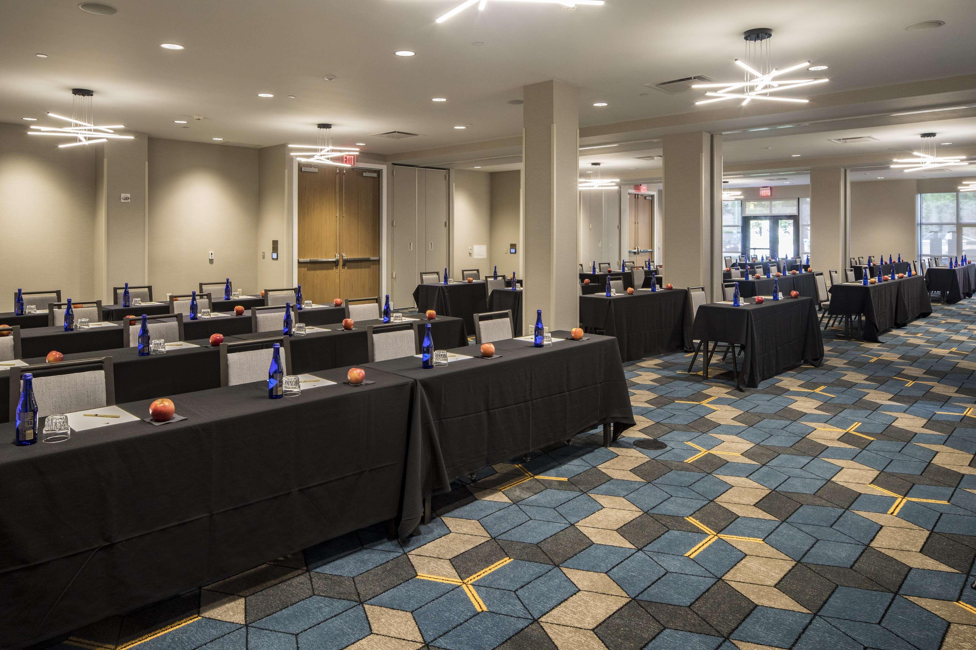 Hotel Doubletree By Hilton & Downtown 3*