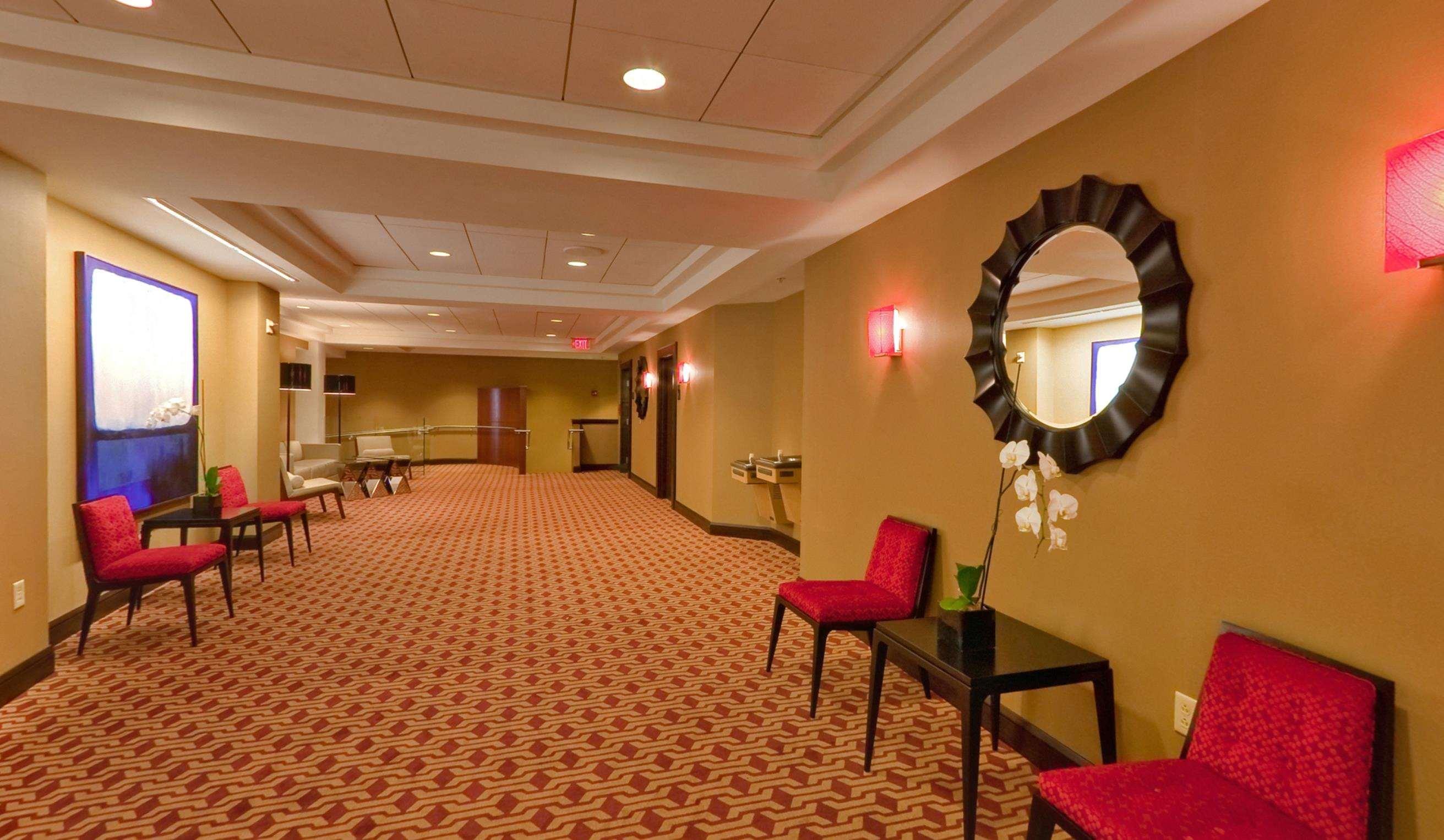 Hotel Doubletree By Hilton & Downtown 3*