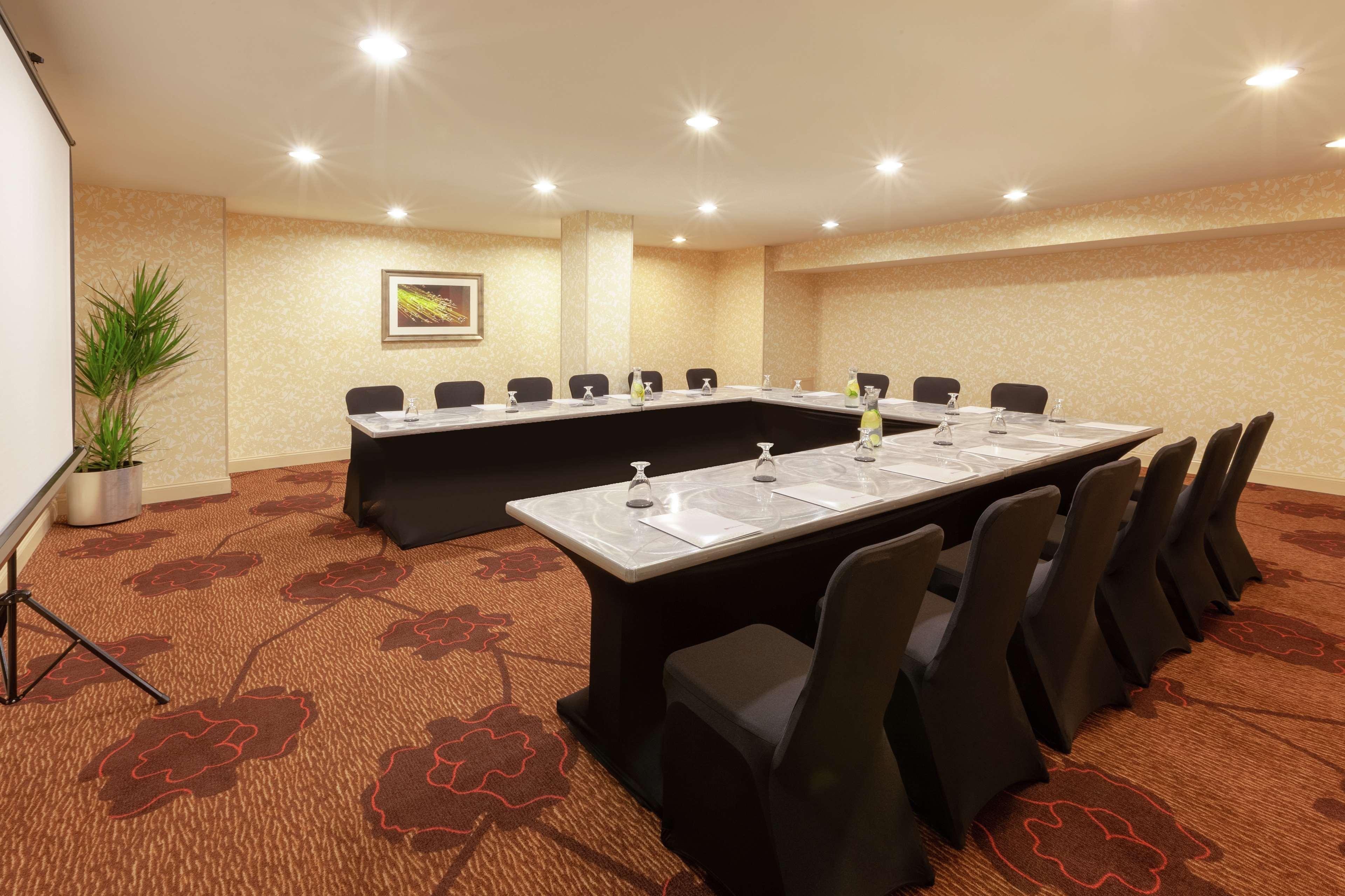 Hilton Garden Place 3*