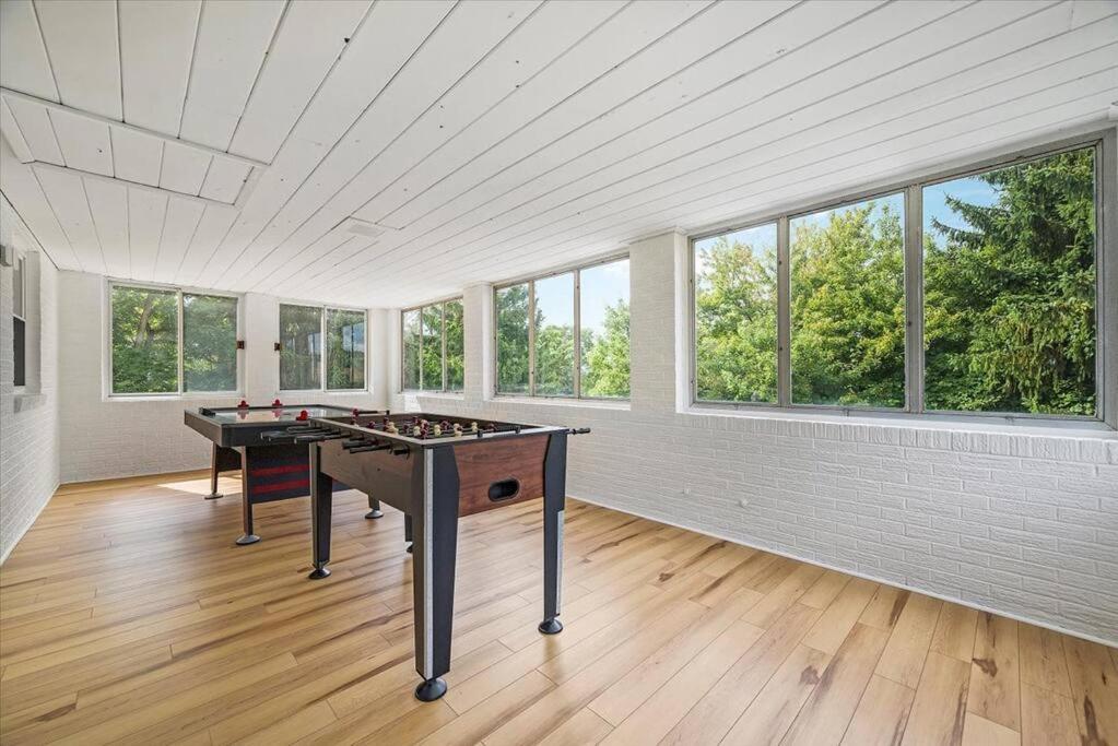 Holiday home Stylish And Bright 4 Bedroom Home, Amazing Yard With Firepit, Game Pittsburgh