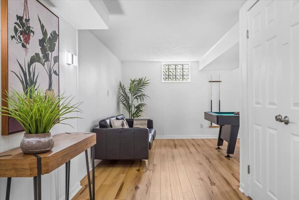 Stylish And Bright 4 Bedroom Home, Amazing Yard With Firepit, Game