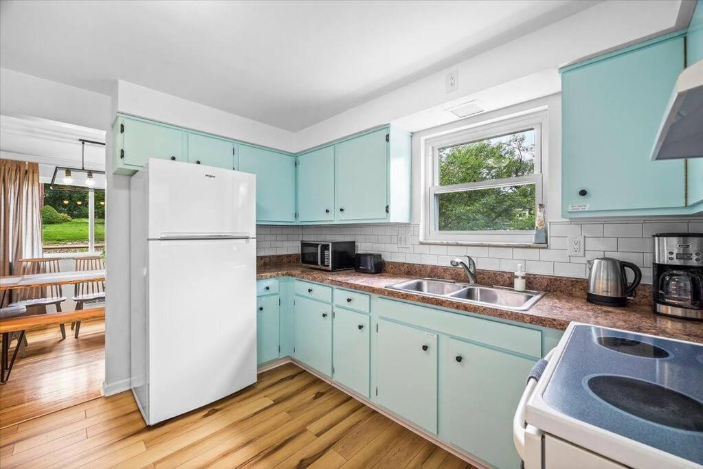 Holiday home Stylish And Bright 4 Bedroom Home, Amazing Yard With Firepit, Game *