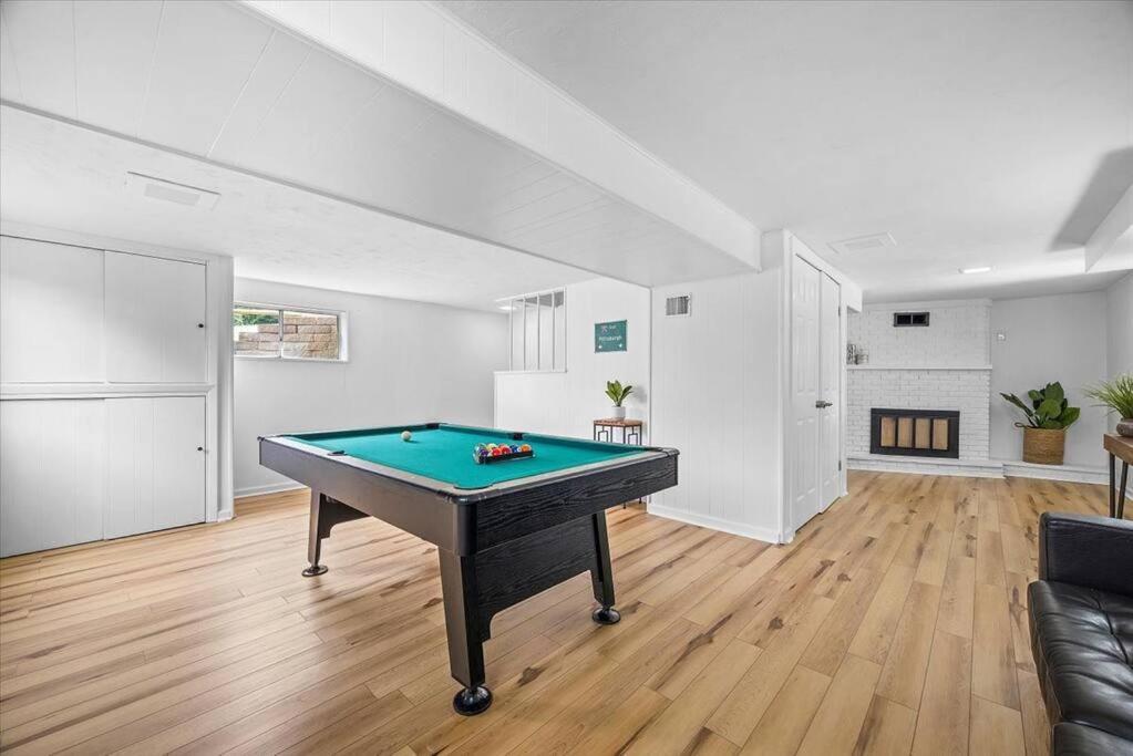 Stylish And Bright 4 Bedroom Home, Amazing Yard With Firepit, Game Pittsburgh